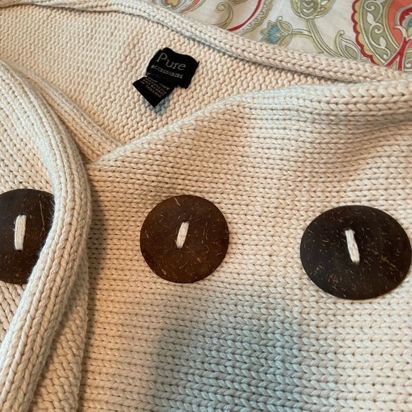 Pure chunky knit scarf/shawl with 3 button options - Picture 3 of 4